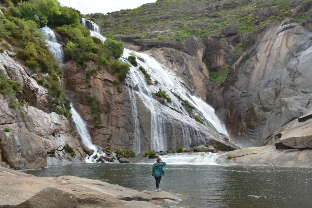 A LOS PIES DE LA CASCADA DE ÉZARO