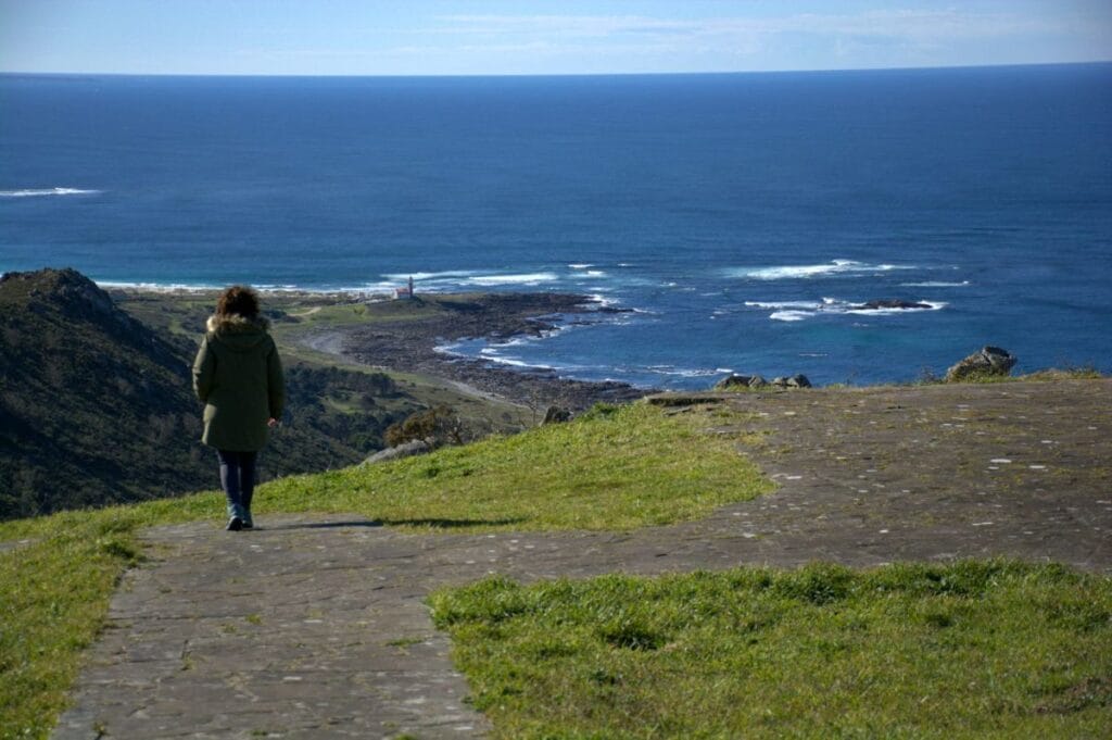 vistas al Faro de Lariño