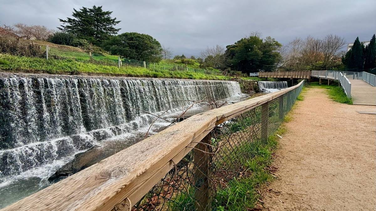 Antigua presa. Senda do rio Lagares.