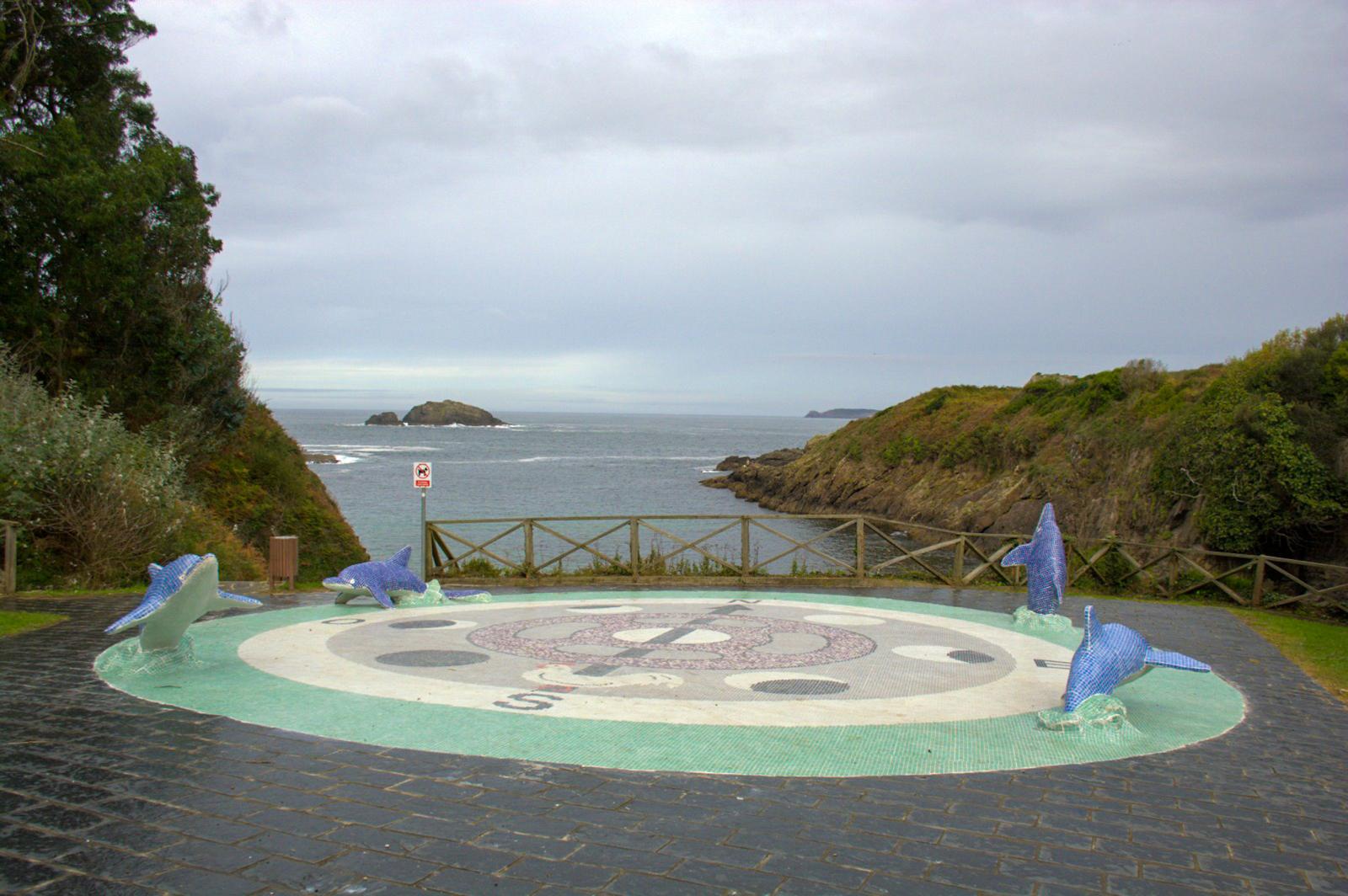 Porto de Dexo, A Marola al fondo.